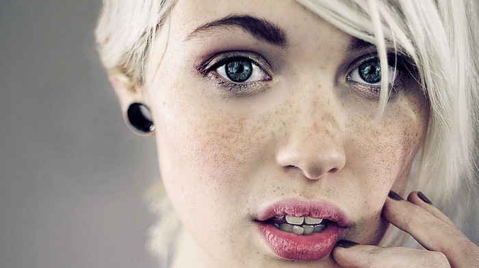 blonde, platinum blonde, girl, devon jade, portrait, face, freckles, open mouth, green eyes