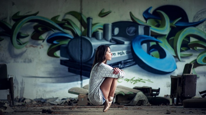 jean shorts, brunette, girl, squatting, graffiti, Spitzen